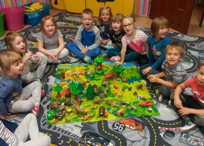 Przedszkole Pszczółka w Lublinie, dzieci bawią się leśnymi zwierzętami