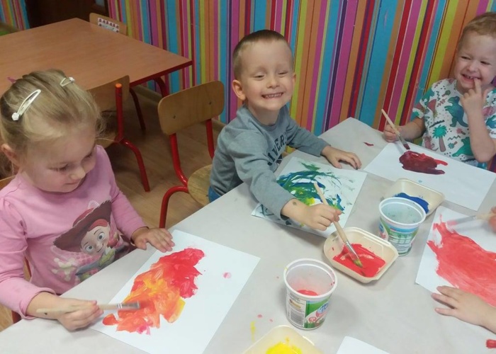Przedszkole Pszczółka w Lublinie, dzieci bawią się farbami