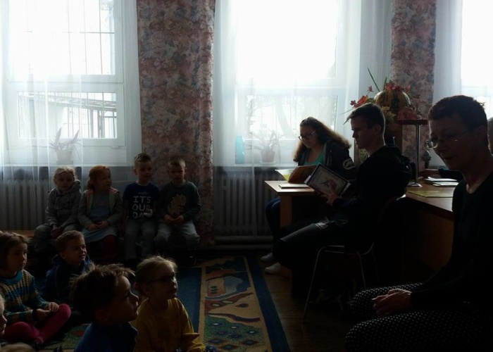 Przedszkole Pszczółka w Lublinie, dzieci w bibliotece 