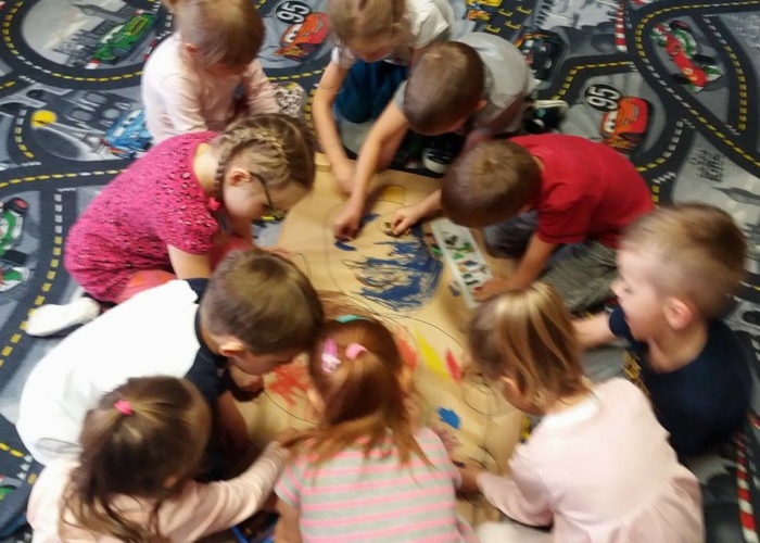 Przedszkole Pszczółka w Lublinie, dzieci rysują wspólnie misia