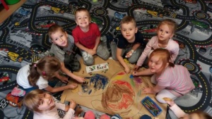 Przedszkole Pszczółka w Lublinie, dzieci rysują wspólnie misia