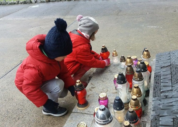 Przedszkole Pszczółka w Lublinie , dzieci stawiają znicze pod pomnikiem