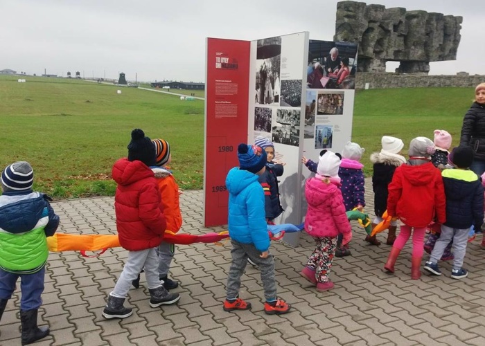 Przedszkole Pszczółka w Lublinie , dzieci stawiają znicze pod pomnikiem