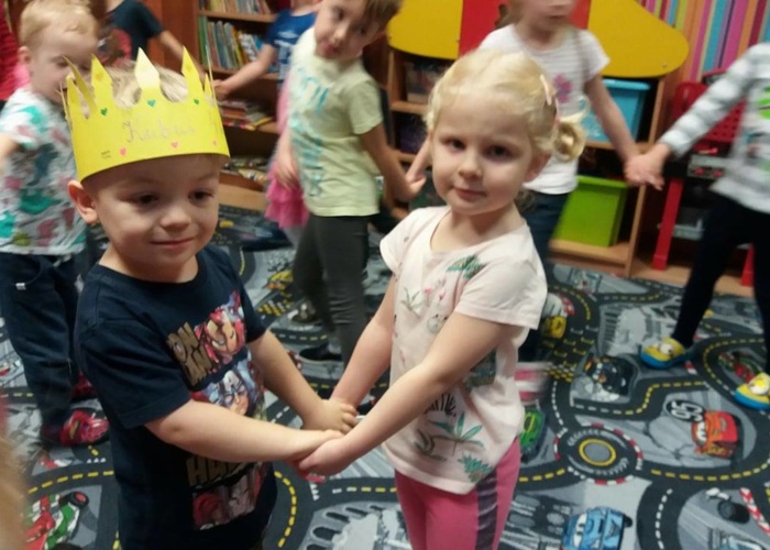 Przedszkole Pszczółka w Lublinie, dzieci świętują 4 urodziny Kubusia