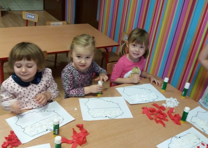 Przedszkole Pszczółka w Lublinie , dzieci wykonują symbole narodowe 