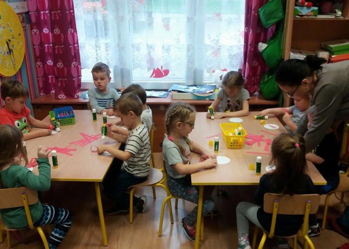 Przedszkole Pszczółka w Lublinie , dzieci wykonują symbole narodowe 