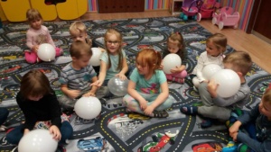 Przedszkole Pszczółka w Lublinie, dzieci eksperymentują z balonikami
