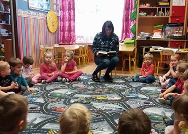 Przedszkole Pszczółka w Lublinie, dzieci słuchają czytanki