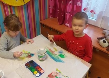 Przedszkole Pszczółka w Lublinie, dzieci malują farbami 