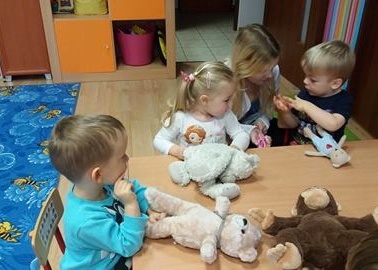 Przedszkole Pszczółka w Lublinie, dzieci ze swoimi pluszowymi misiami