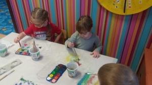 Przedszkole Pszczółka w Lublinie, dzieci malują farbami