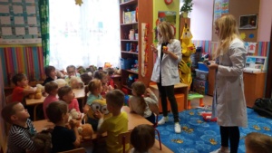 Przedszkole Pszczółka w Lublinie - dzieci- misie pozują do zdjęć