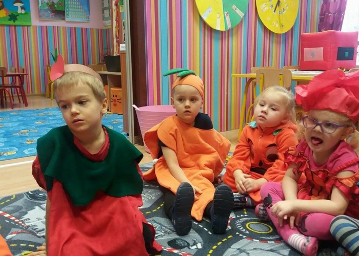 Przedszkole Pszczółka w Lublinie, dzieci na andrzejkowym balu dyni