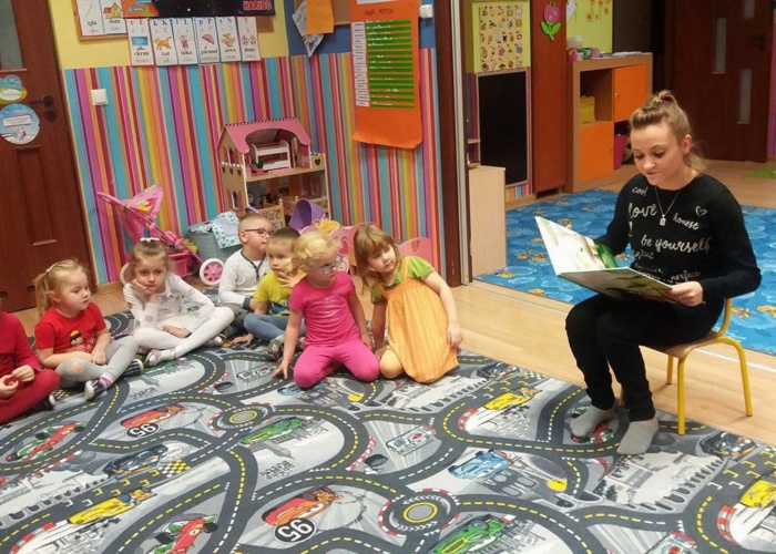 Przedszkole Pszczółka w Lublinie, dzieci słuchają czytaną książeczkę