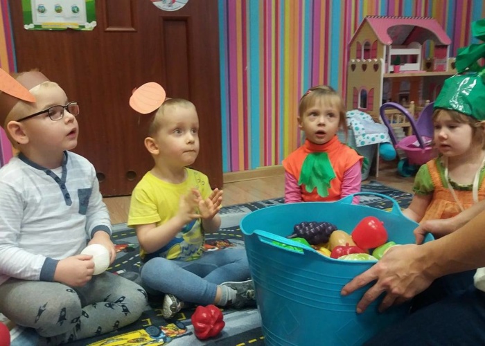 Przedszkole Pszczółka w Lublinie, dzieci na andrzejkowym balu dyni