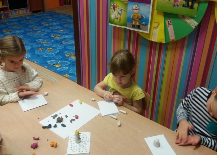 Przedszkole Pszczółka w Lublinie, dzieci robią z plasteliny Bałwanki