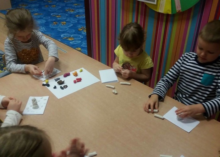 Przedszkole Pszczółka w Lublinie, dzieci robią z plasteliny Bałwanki