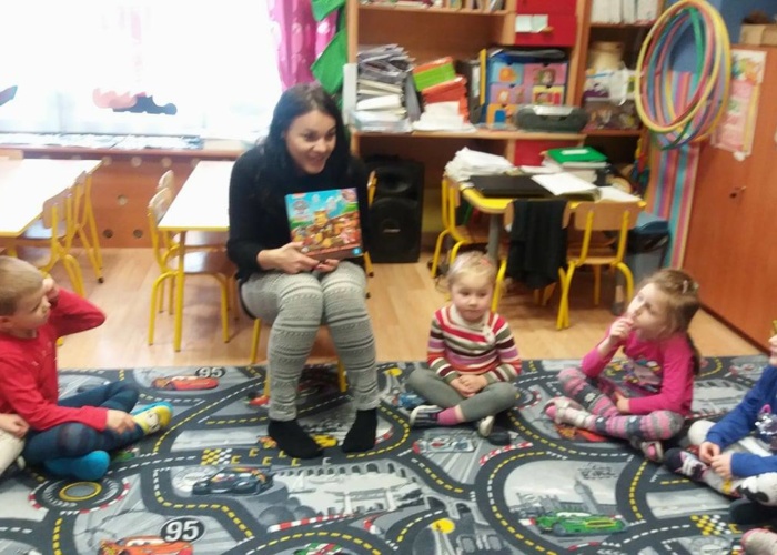 Przedszkole Pszczółka w Lublinie, czytanie książki