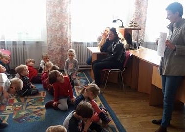 Przedszkole Pszczółka w Lublinie, czytanie zimowe w szkole