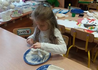 Przedszkole Pszczółka w Lublinie, dzieci tworzą ozdoby 