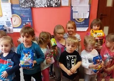 Przedszkole Pszczółka w Lublinie, dzieci trzymające karmę 