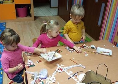 Przedszkole Pszczółka w Lublinie, dzieci na zajęciach plastyki
