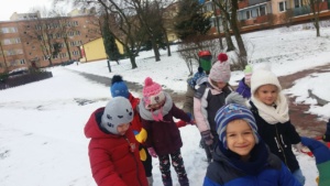 Przedszkole Pszczółka w Lublinie , dzieci bawią się na śniegu