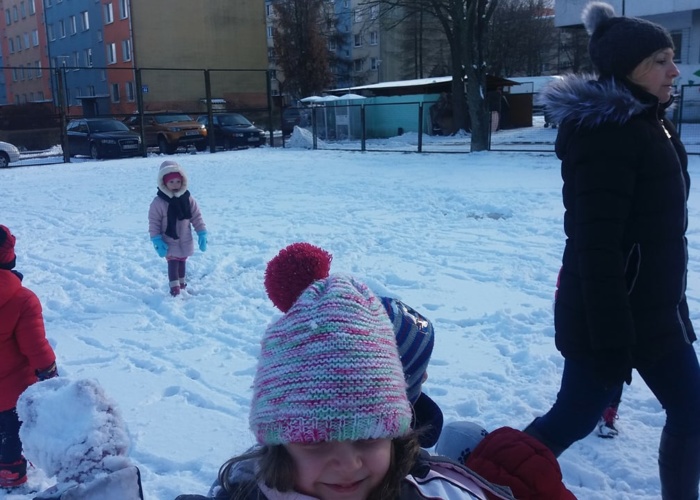 Przedszkole Pszczółka w Lublinie , dzieci bawią się na śniegu
