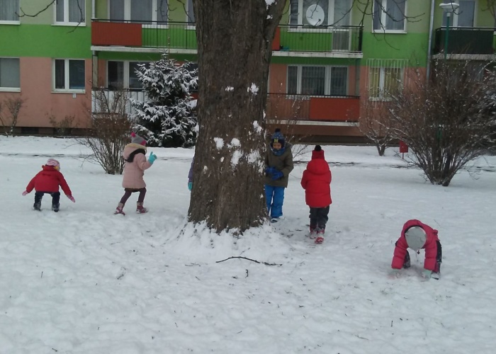 Przedszkole Pszczółka w Lublinie , zabawy na śniegu