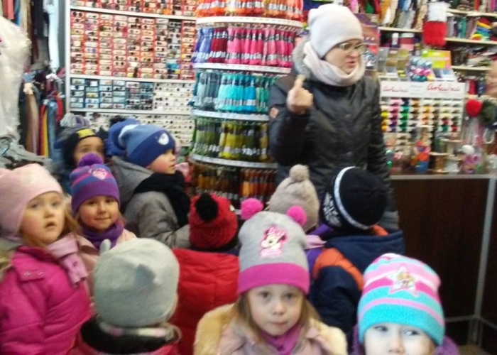 Przedszkole Pszczółka w Lublinie , dzieci odwiedzają sklep z Pasmanterią