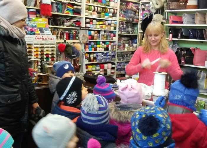Przedszkole Pszczółka w Lublinie , dzieci odwiedzają sklep z Pasmanterią