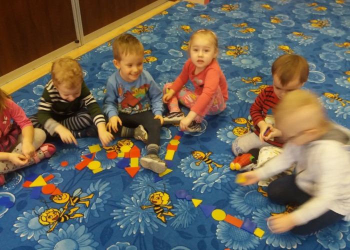 Przedszkole Pszczółka w Lublinie, dzieci uczą się o figurach geometrycznych