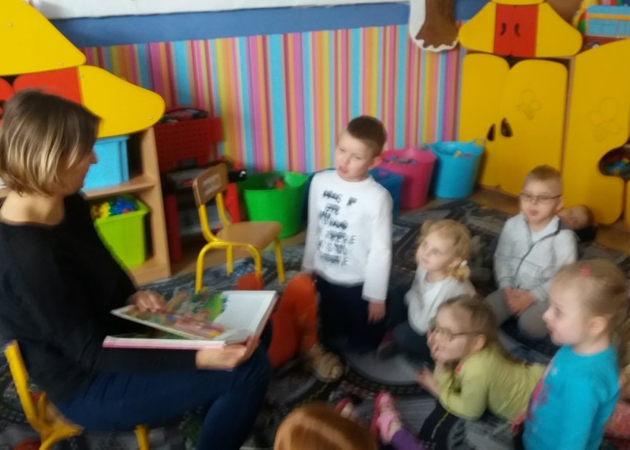 Przedszkole Pszczółka w Lublinie, czytanie bajki o Pinokiu