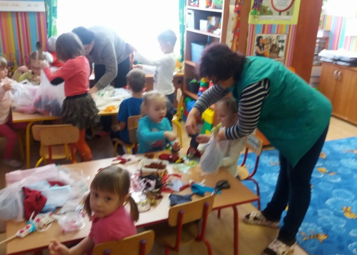 Przedszkole Pszczółka w Lublinie,  dzieci tworzą kukiełki