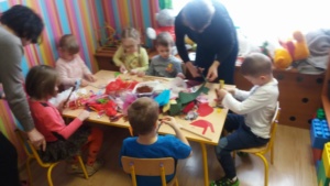Przedszkole Pszczółka w Lublinie, dzieci tworzą kukiełki
