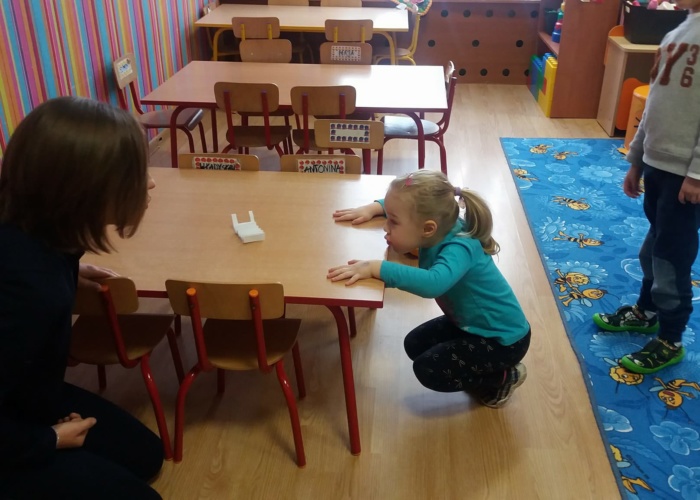 Przedszkole Pszczółka w Lublinie, dzieci ćwiczą na logopedii