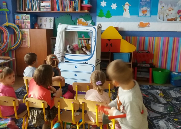 Przedszkole Pszczółka w Lublinie, dzieci bawią się w teatr