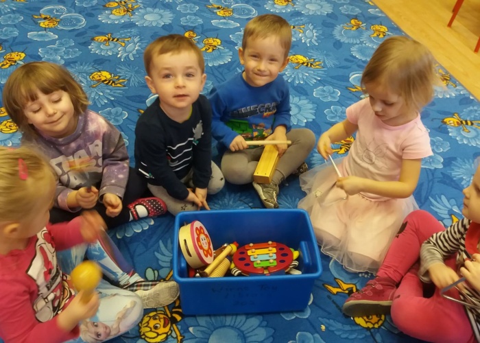 Przedszkole Pszczółka w Lublinie, dzieci uczą się o instrumentach