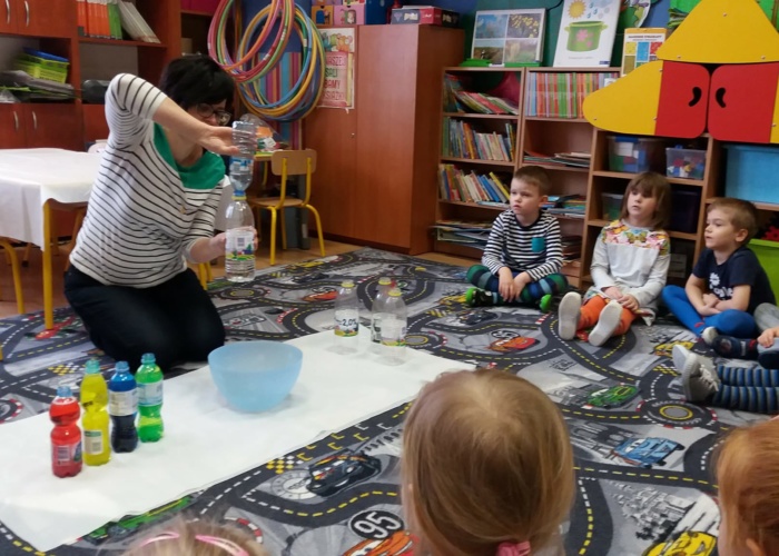 Przedszkole Pszczółka w Lublinie, dzieci uczą się mieszać kolory