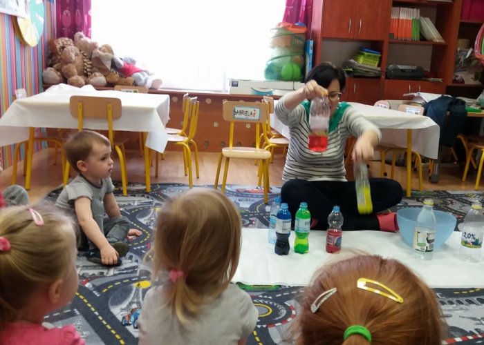 Przedszkole Pszczółka w Lublinie, dzieci uczą się mieszać kolory