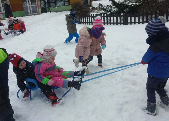 Przedszkole Pszczółka w Lublinie, zabawy na śniegu