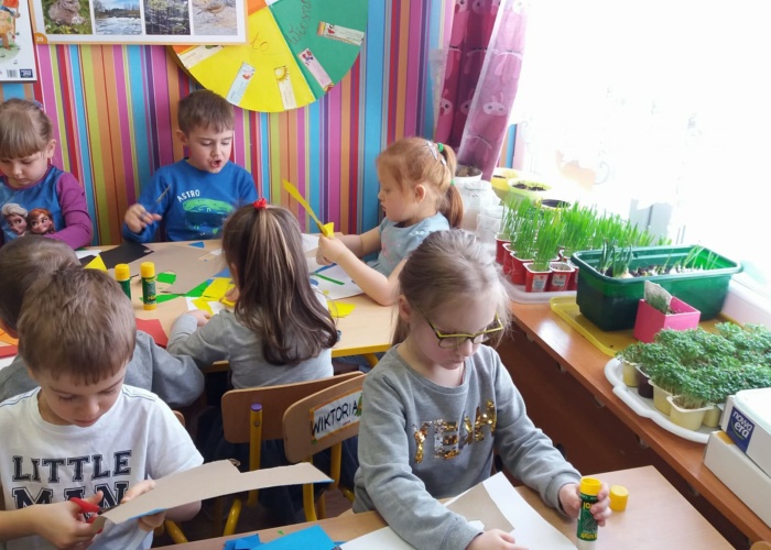 Przedszkole Pszczółka w Lublinie, dzieci wycinają i wyklejają