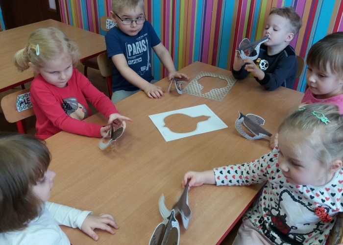 Przedszkole Pszczółka w Lublinie, dzieci robią ptaszki z papieru