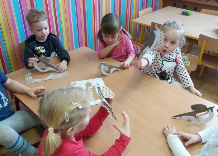 Przedszkole Pszczółka w Lublinie, dzieci robią ptaszki z papieru
