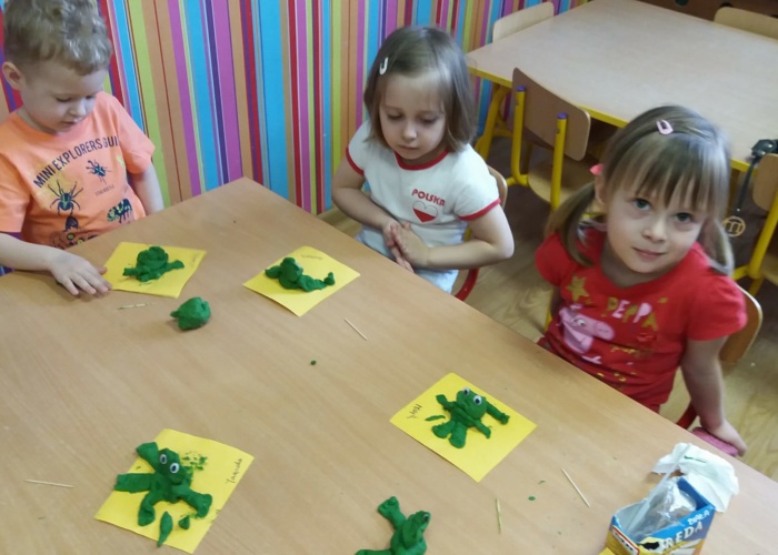 Przedszkole Pszczółka w Lublinie, dzieci robią żabki z plasteliny
