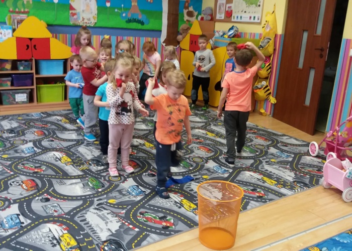 Przedszkole Pszczółka w Lublinie, dzieci wykonują ćwiczenia gimnastyczne