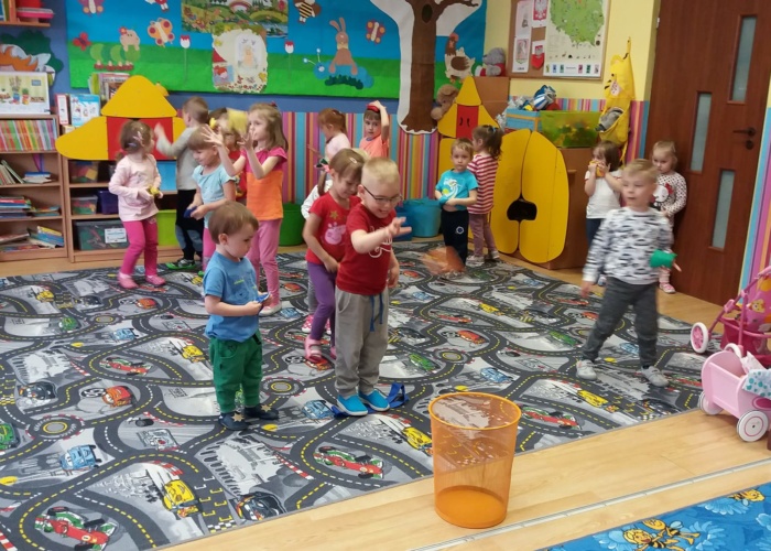 Przedszkole Pszczółka w Lublinie, dzieci wykonują ćwiczenia gimnastyczne