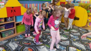 Przedszkole Pszczółka w Lublinie, dzieci ćwiczą równowagę