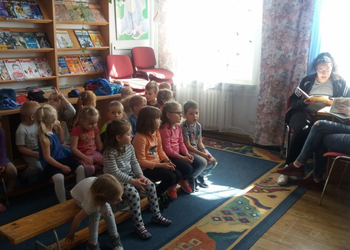 Przedszkole Pszczółka w Lublinie, dzieci w bibliotece