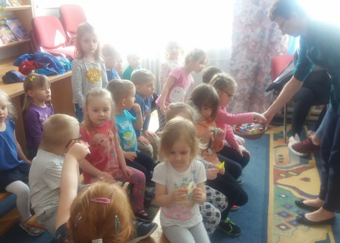 Przedszkole Pszczółka w Lublinie, dzieci w bibliotece